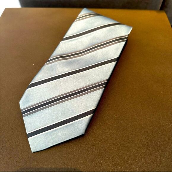 Ermenegildo Zegna Other - ERMENEGILDO ZEGNA Mens 100% silk light blue and gray diagonal stripe Italian tie